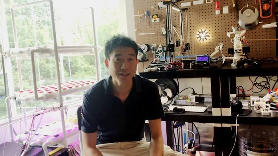 VIDEO: Mesaj din Hong Kong pentru elevii din Bacău. Un antreprenor vine de la mii de km să-i învețe pe băcăuani cum să facă roboți