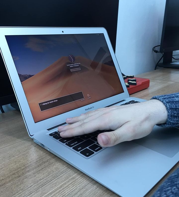 Bacău, al doilea oraş din ţară unde nevăzătorii învaţă să lucreze pe MAC-uri