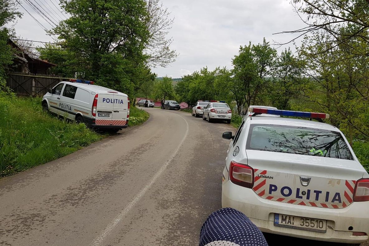 Moarte cu multe semne de întrebare. O femeie, găsită fără suflare în casa unui bătrân de 80 de ani