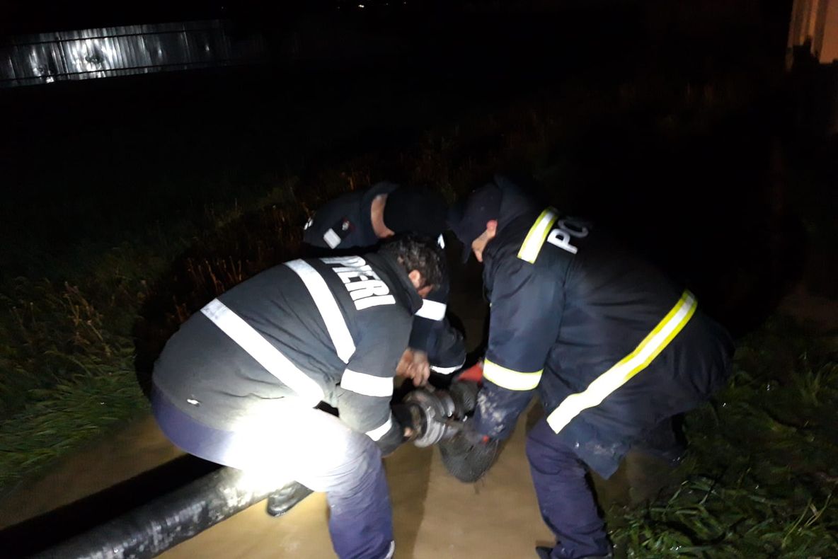 FOTO-VIDEO: Noapte albă în comuna Negri. Motopompele funcționează non-stop pentru evacuarea apei din curțile oamenilor
