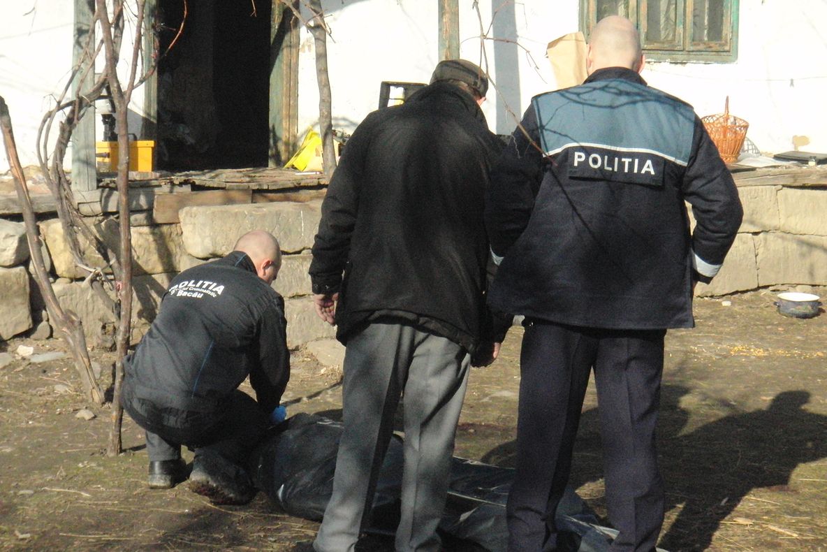 Câte 11 ani și șapte luni de închisoare pentru că au omorât un bărbat și l-au lăsat infirm pe altul. Trebuie să plătească și despăgubiri de 157.000 de lei