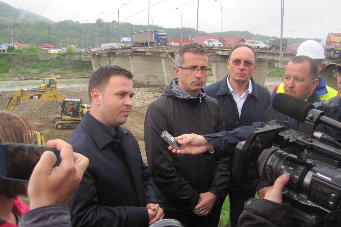 Foto: Ministrul Dezvoltării Regionale a dat startul lucrărilor de reabilitare a podului peste Trotuș de la Onești. Din din 10 iunie vor apărea restricții de tonaj și rute ocolitoare