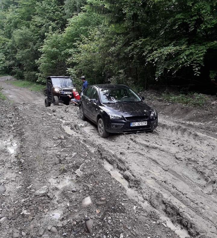 FOTO:Mașini împotmolite în noroi între Slănic Moldova și Poiana Sărată. Salvamontiștii abia fac față solicitărilor