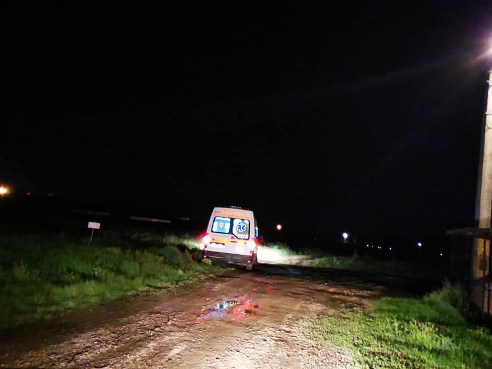 VIDEO: Ambulanță împotmolită în câmp la Letea Veche! Primarul habar nu are de incident