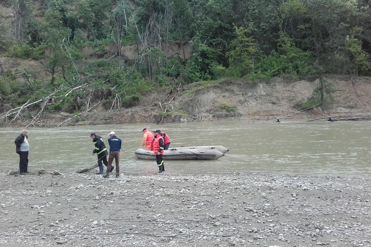 Cinci zile de căutări zadarnice în cazul tânărului înecat în râul Trotuș