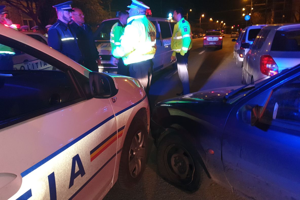 Șofer vitezoman beat, urmărit cu focuri de armă de polițiști din două județe. Bărbatul a fost reținut în această noapte de polițiștii din Bacău