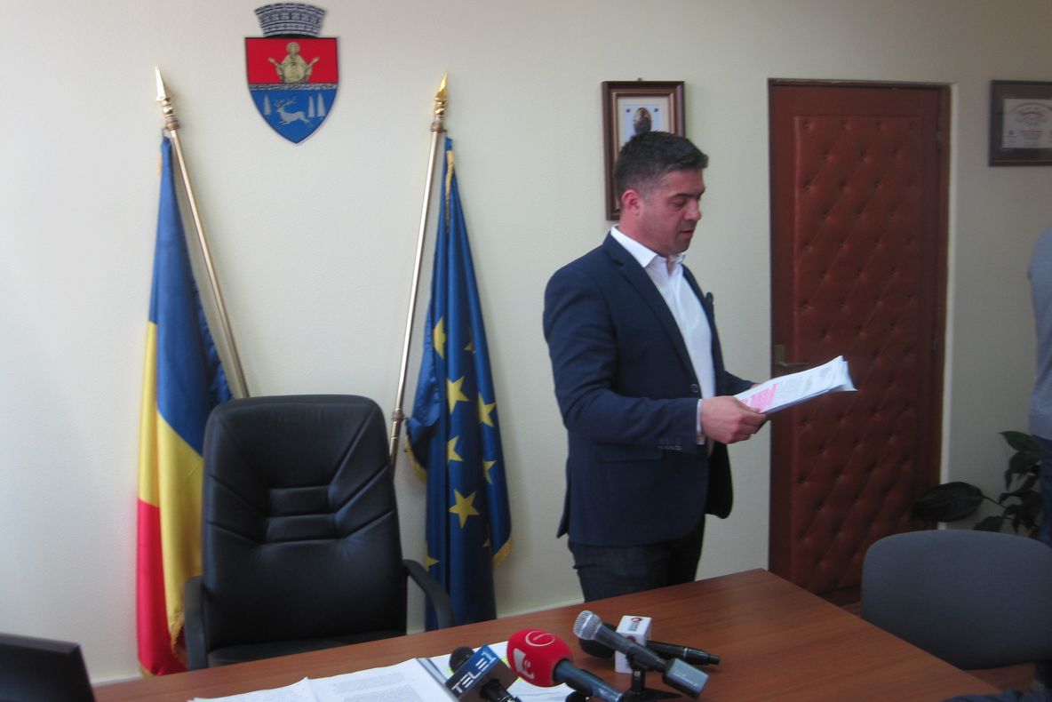 A început lupta pentru fotoliu în Primăria Bacău. Pentru că nu își vorbesc de peste un an, viceprimarul Dragoș Ștefan îi trimite scrisori primarului Cosmin Necula