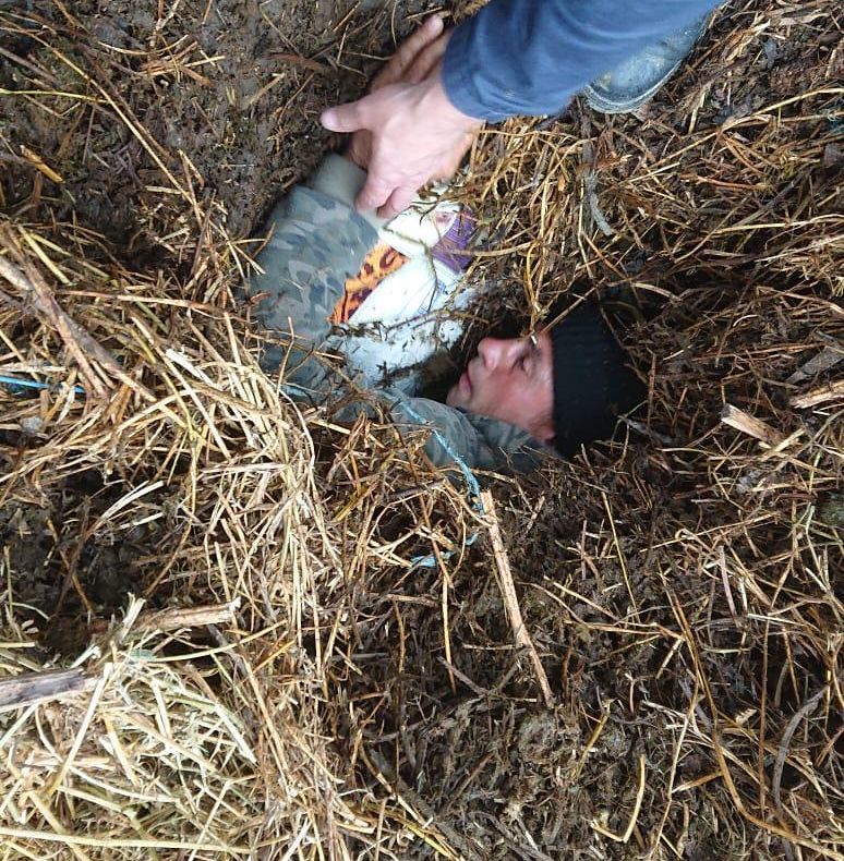 VIDEO: Descindere în forță a ”mascaților” la Orbic. Un urmărit era ascuns într-o groapă acoperită cu scânduri și gunoi