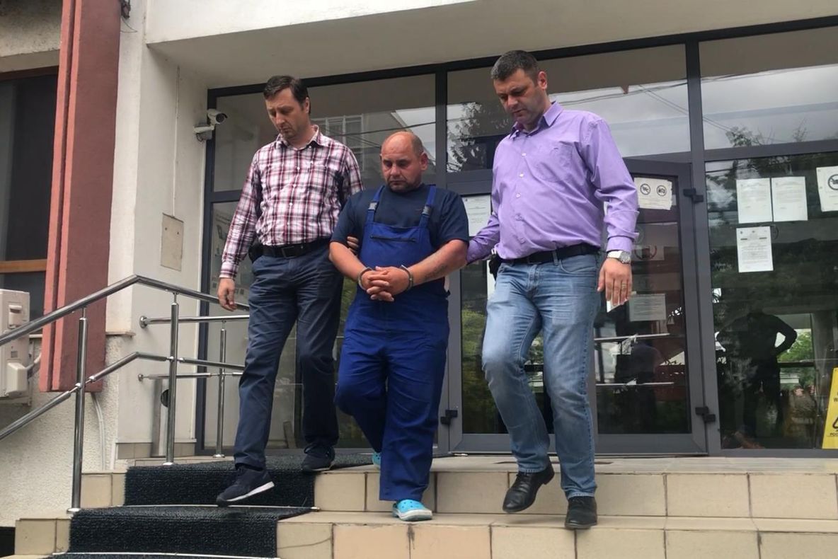 VIDEO: Atacatorul de femei din Bacău a fost arestat preventiv. El a încercat să violeze o elevă și o femeie de la scara vecină