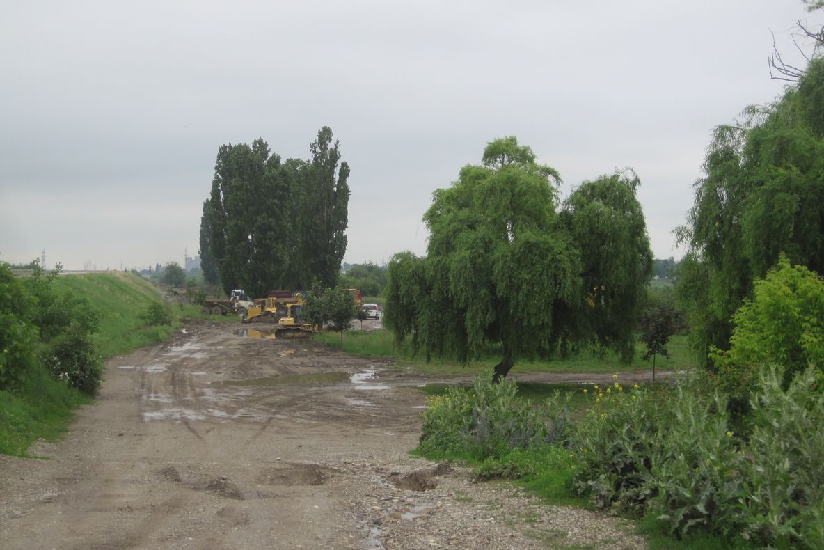 GALERIE FOTO: Utilajele de la Insula de Agrement din Bacău, retrase de pe șantier de teama viiturilor