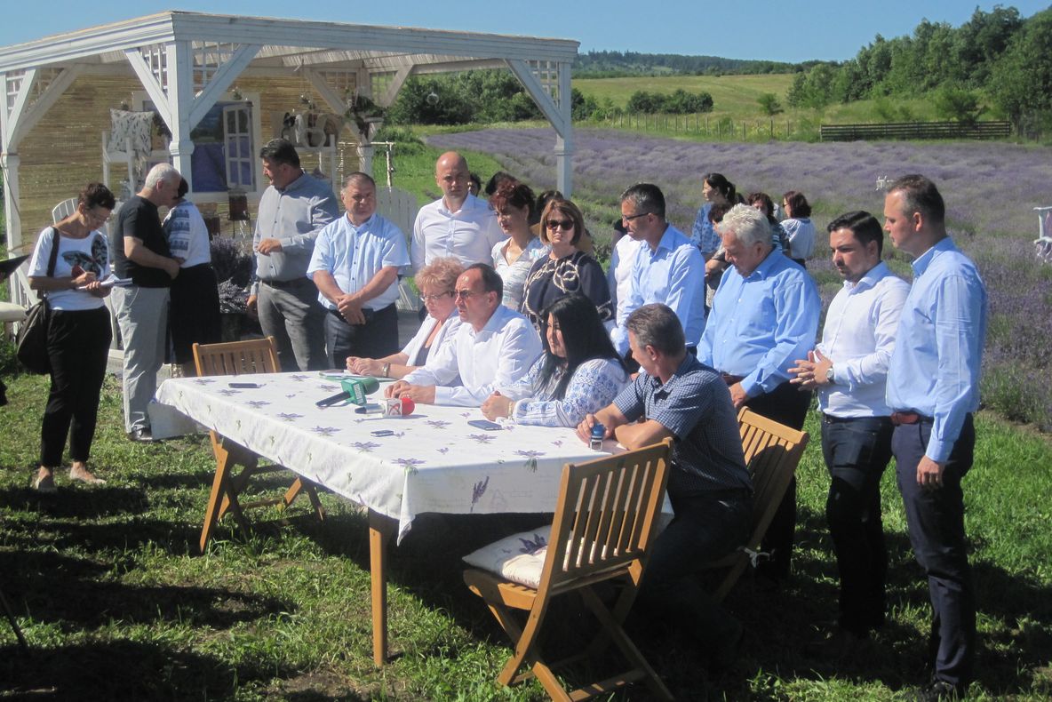 GALERIE FOTO:Mai-marii județului, cu ziariștii pe urmele lor. Contracte de execuție a drumurilor din județ, semnate în câmpul de lavandă și pe barajul de la Valea Uzului