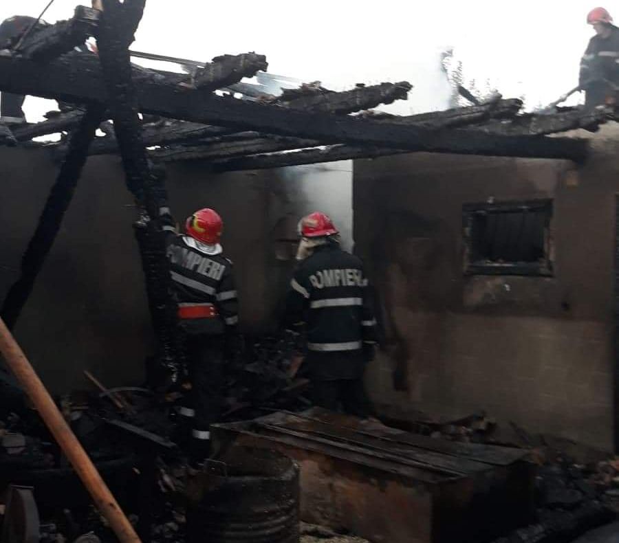 FOTO: Incendiu puternic la un adăpost de animale! Un bărbat a suferit arsuri pe brațe