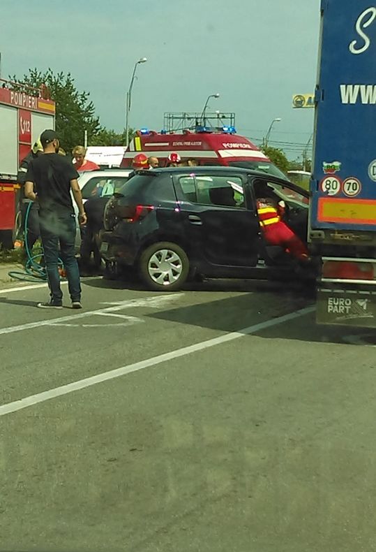 ULTIMA ORĂ - FOTO: Accident cu șase răniți în giratoriul de la Auchan