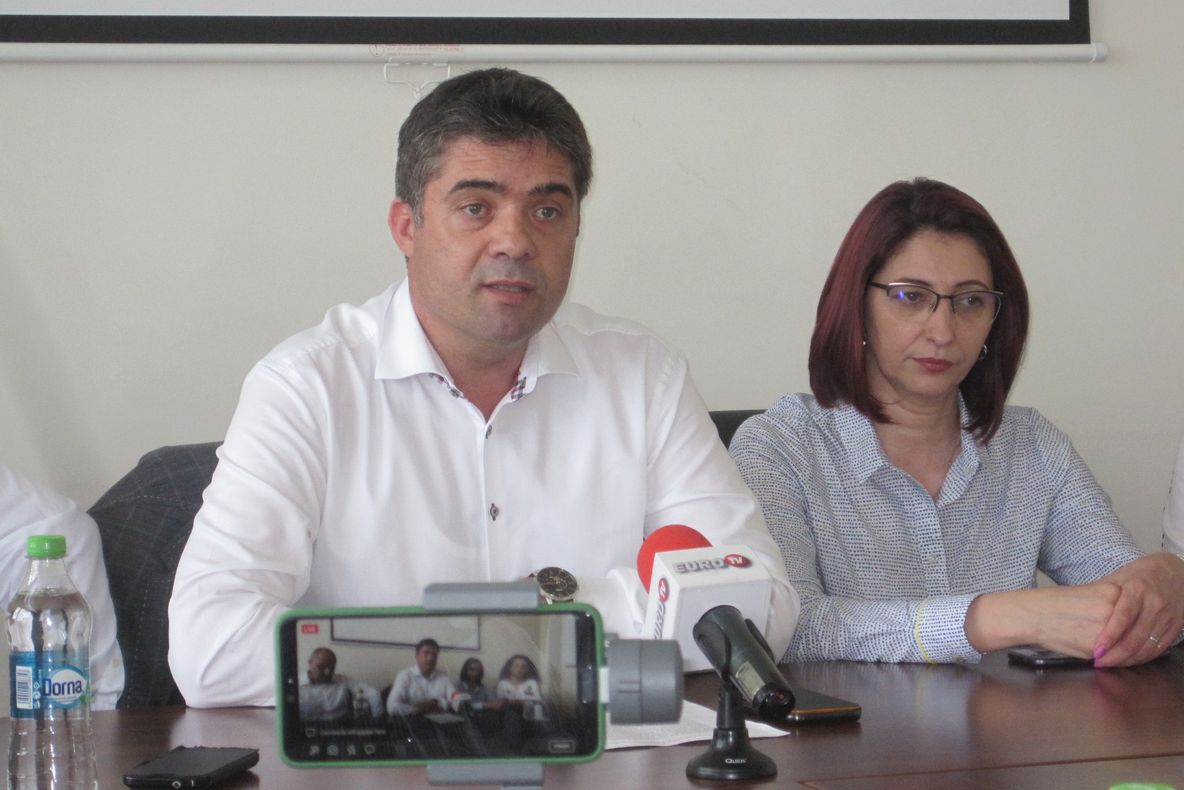 Viceprimarul Dragoș Ștefan:“Am fost demis că am votat la Referendum, deși partidul a spus să nu votăm, și că am împărțit flori de 8 Martie în nume propriu și nu în numele partidului”