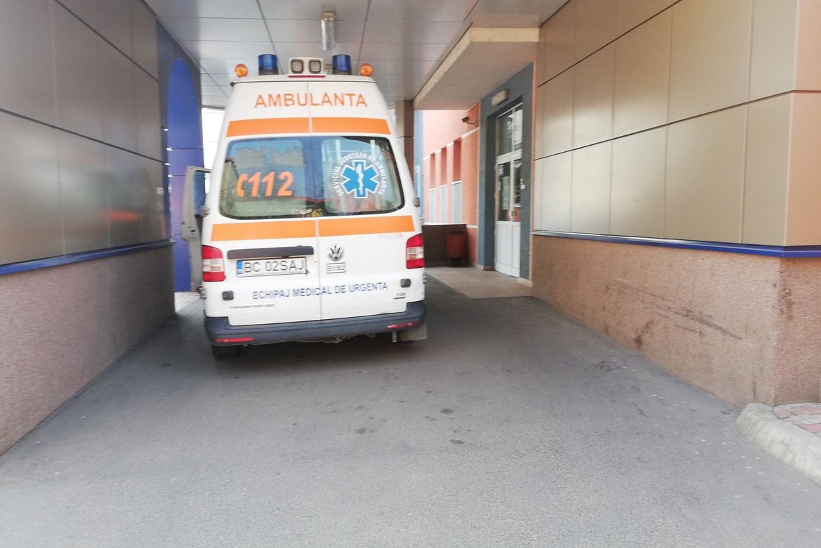 Asistenta de pe ambulanța din care a căzut profesoara de religie din Bacău a fost dată afară. Polițiștii au deschis și un dosar penal de ucidere din culpă