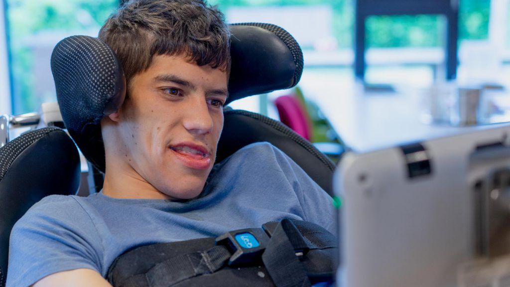 FOTO/VIDEO: Andrei, tânărul născut în Bacău care pictează cu ochii pentru copiii cu dizabilități. Tablourile sunt expuse la Asociația ”Betania” din Bacău