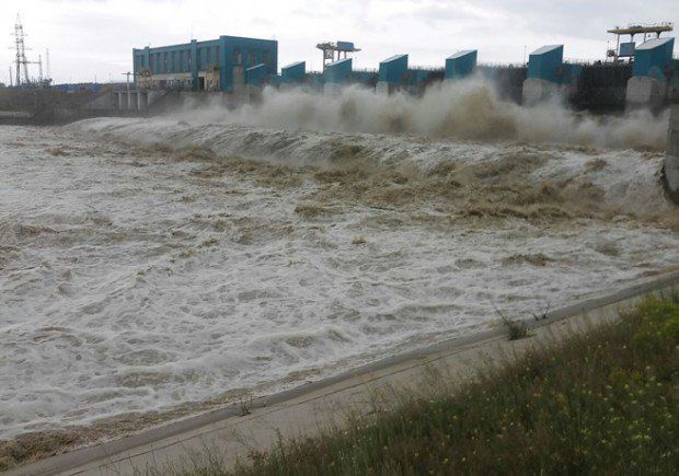 Panică la Bacău din cauză că au sunat alarmele! Au început deversările controlate pe Bistrița și Siret