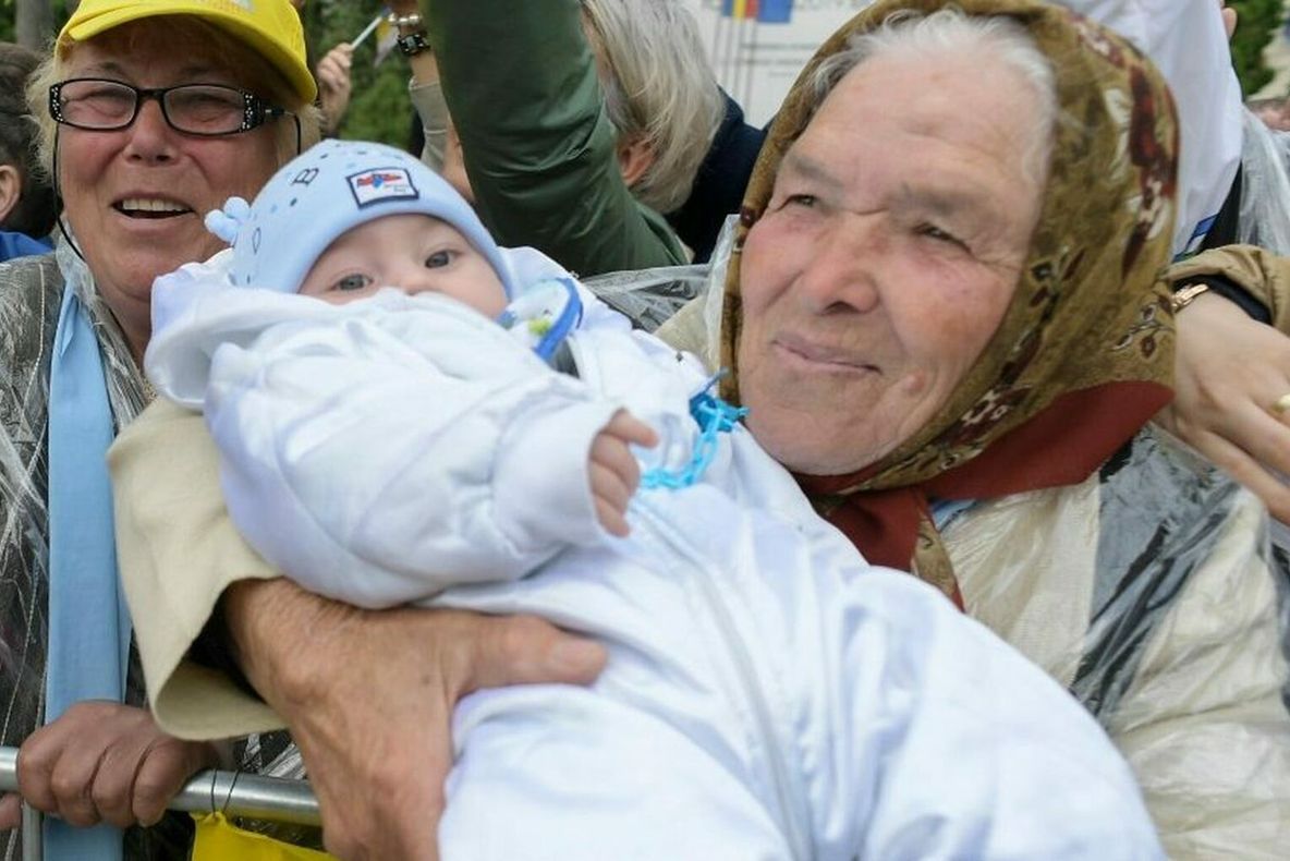 FOTO/VIDEO: Anica Iancu, bunica din Bîrzulești menționată de Papa Francisc în discursul de la Iași. Fotografia ei cu un copilaș în brațe a făcut înconjurul lumii