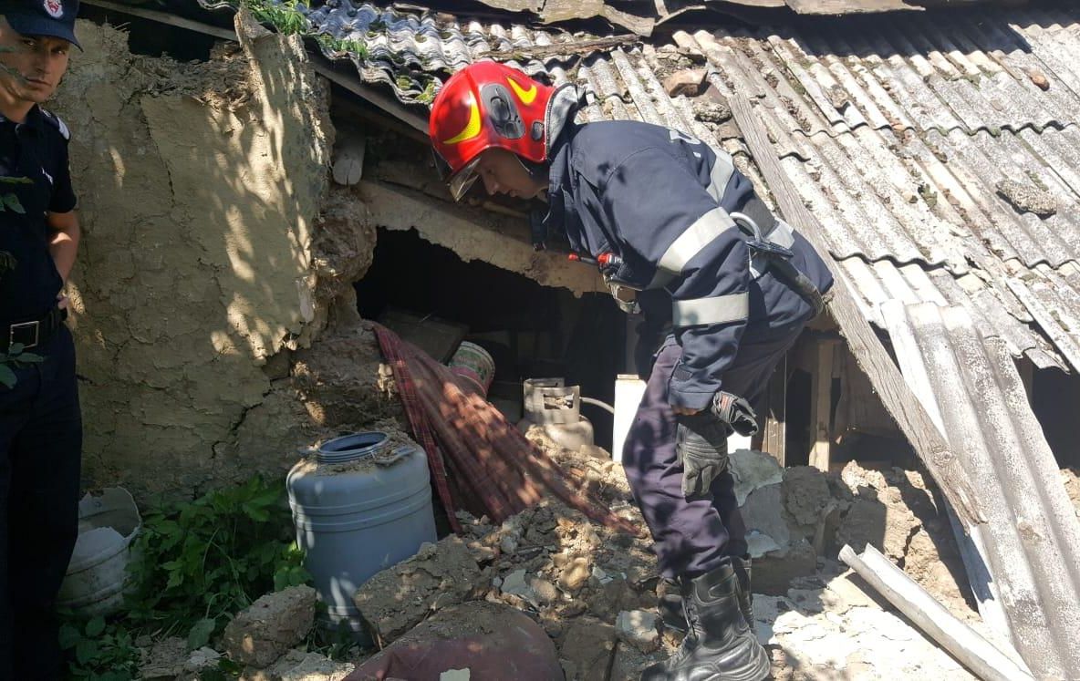 FOTO: Explozie la Luizi Călugăra. Un bărbat a fost rănit de butelia pe care o manevra