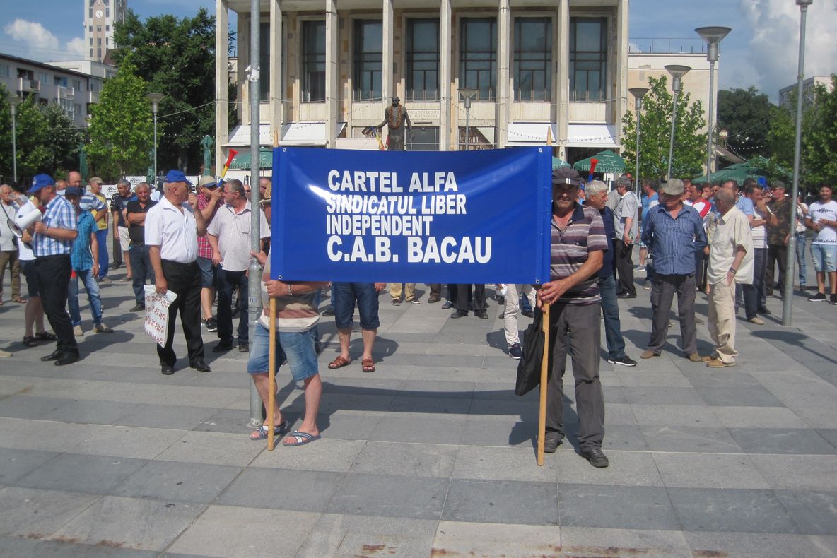 Sindicaliștii de la CRAB au protestat în fața Prefecturii Bacău. Urmează greva de avertisment și greva generală pe termen nelimitat