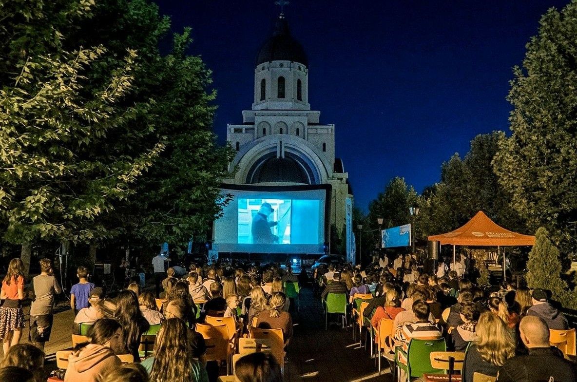 Caravana ,,Zilele Filmului Românesc” ajunge în Bacău. Trei seri de vizionări gratuite în Parcul Catedralei