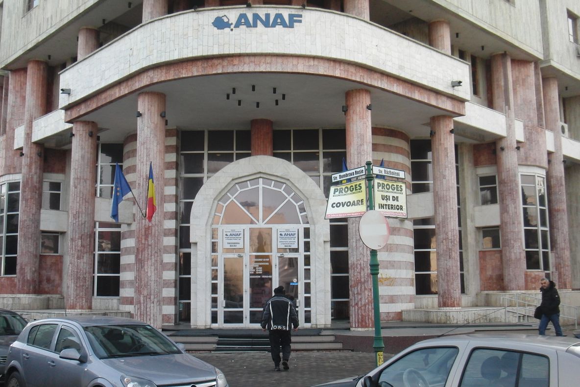 Tată și fiu, angajați la Direcției Finanțelor Publice Bacău, condamnați pentru luare de mită. Ei vor munci voluntar câte 80 de zile la Primăria Bacău