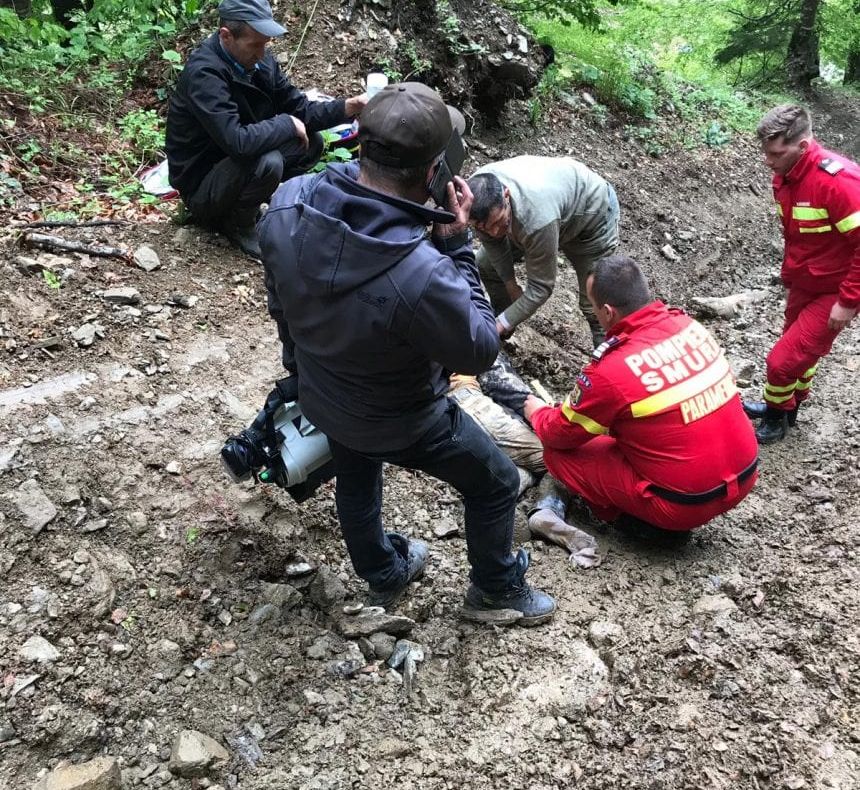 Trei muncitori, loviți de fulger în Munții Nemirei la Slănic Moldova. Ei făceau prospecțiuni geologice la Cota 900