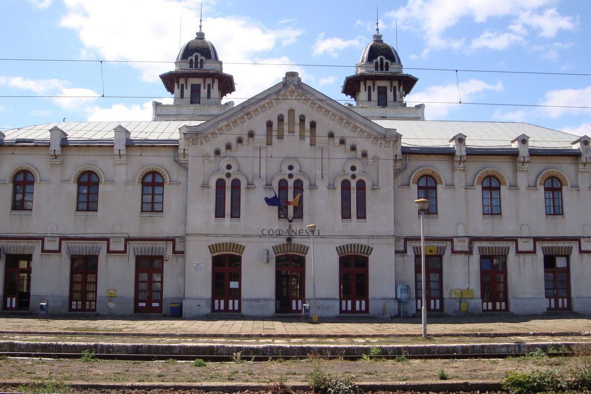 Gara Comănești, monument istoric, modernizată cu bani de la buget. Alte gări din zona Moldovei incluse în acest program sunt Adjud, Tecuci şi Mărăşeşti