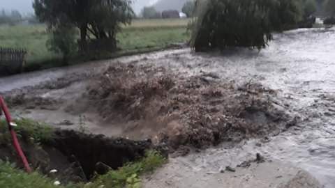 FOTO: La muncă 24 din 24. Pompierii, mobilizați să scoată apa din curțile oamenilor