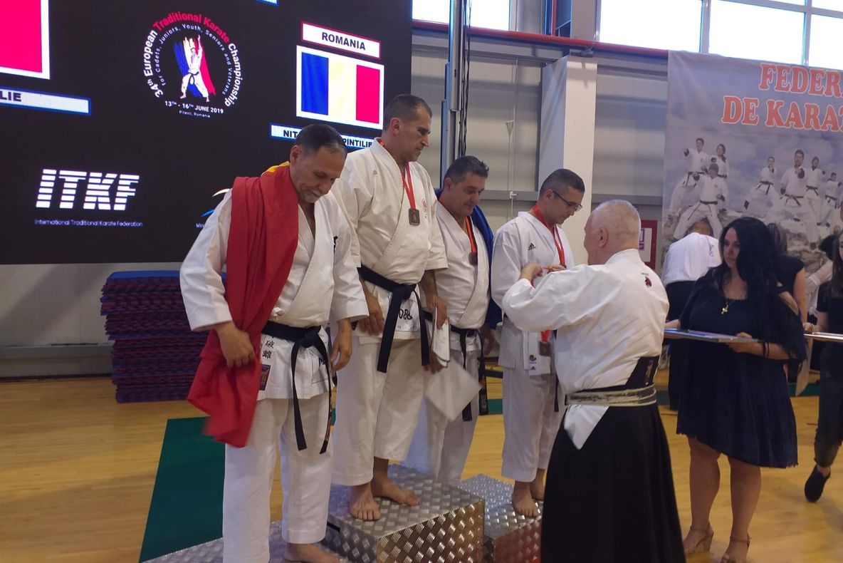 Un polițist băcăuan, campion european la karate. Agentul Sorin Aştefănoaei a mai câștigat o medalie de argint și una de bronz