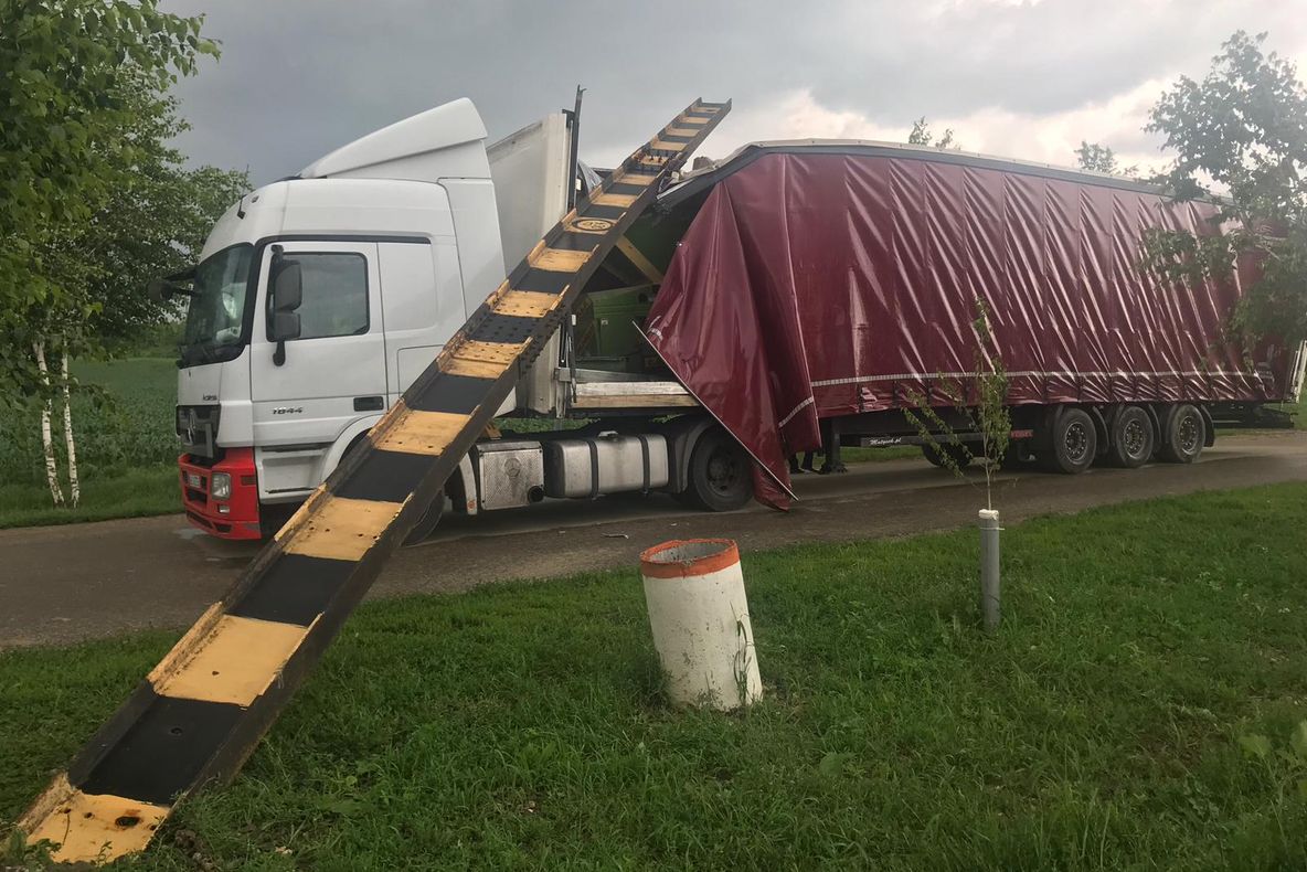 FOTO: Limitator de înălțime, smuls de furtună la Berești Bistrița