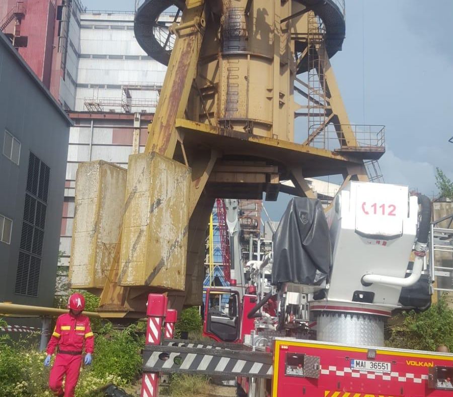 FOTO/VIDEO:Salvare la înălțime în Bacău. O piesă metalică i-a retezat palma și i-a sfărâmat piciorul macaragiului, la 30 de metri înălțime