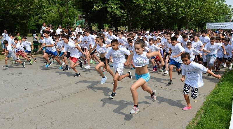 Omagiu Olimpismului în centrul Bacăului. Participă concurenți cu vârste cuprinse între 5 și 75 de ani