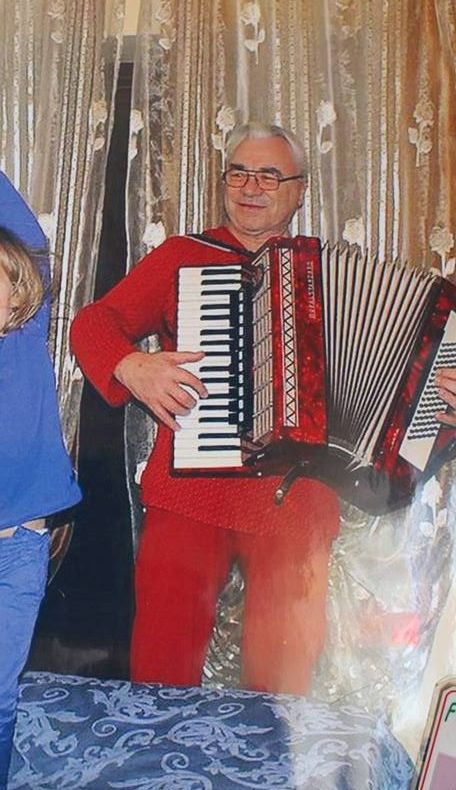 Pedeapsă redusă la jumătate pentru „Omul cu ursul”- Nea Baby, fotograful din parcurile Bacăului. Bătrânul de 77 de ani va sta după gratii șase ani, față de 11 ani și 4 luni cât fusese prima condamnare