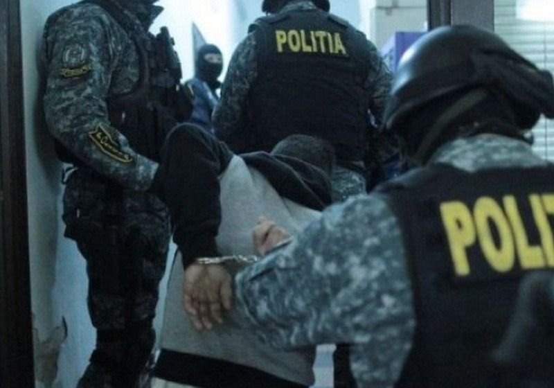 Proxeneți și escroci, prinși de „mascați” pe Aeroportul Bacău. Bărbatul și femeia promiteau partide de sex și dispăreau după ce luau banii