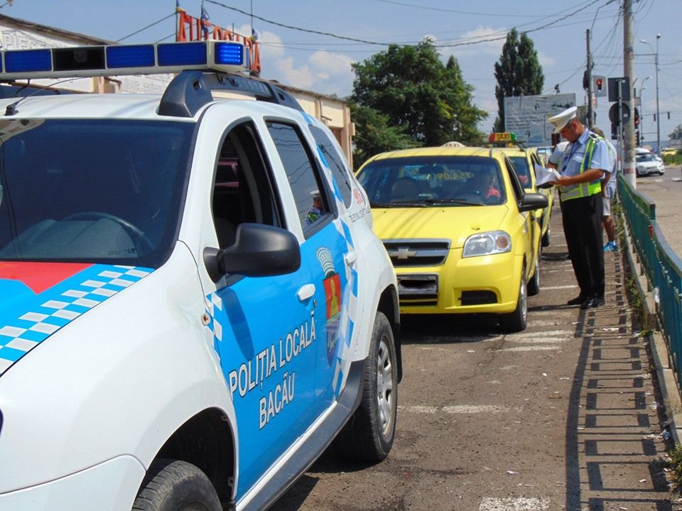 Un taximetrist-pirat din Bacău, depistat de polițiștii locali. A fost amendat și i-a fost dezechipată mașina