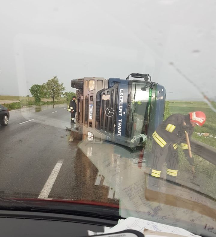 ULTIMA ORĂ: TIR răsturnat pe DN2, la Valea Seacă
