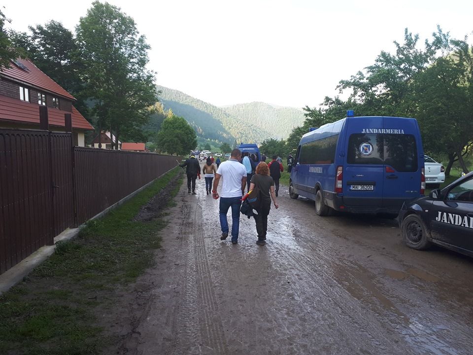 Dosar penal după evenimentele de ieri de la Valea Uzului. Polițiștii băcăuani vor să afle cine a distrus poarta de acces în Cimitirul Eroilor