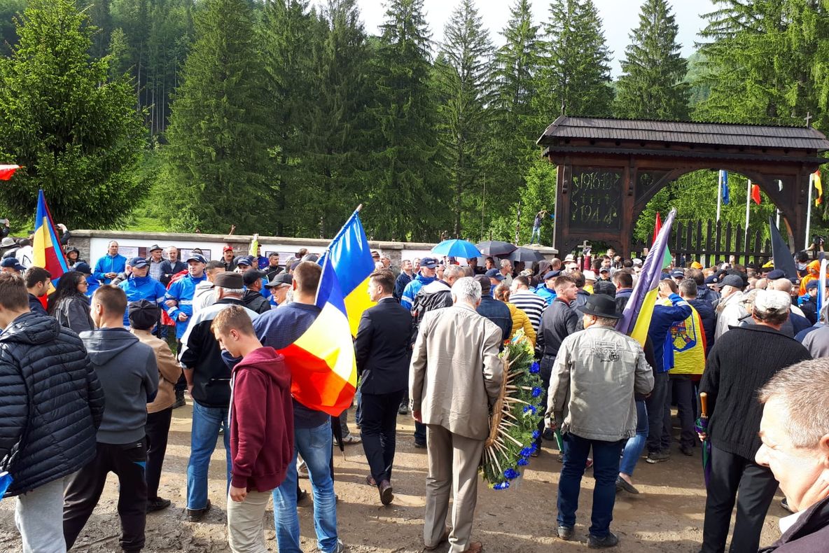 Cimitirul Valea Uzului, de Ziua Eroilor. Câteva sute de români au spart cordonul de jandarmi și lanțul uman făcut de maghiari și au pătruns în cimitir, unde și-au comemorat eroii