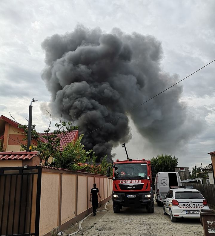 ULTIMA ORĂ-VIDEO: Incendiu devastator. Arde o hală pe strada Siretului