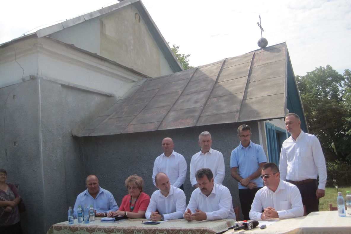 FOTO:Contractul de începere a lucrărilor la Drumul Județean Tătărăști-Corbasca, semnat la umbra crucii. Drumul nu a mai văzut asfalt de peste 30 de ani