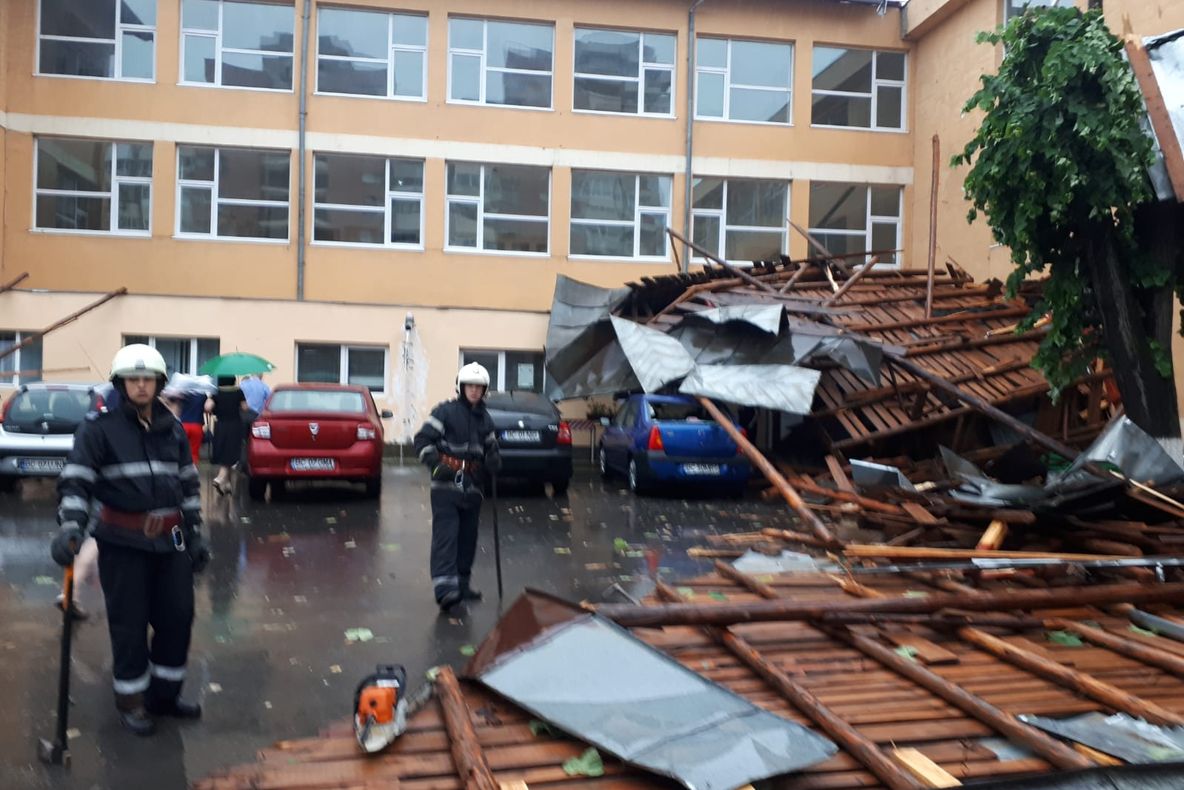 Pericol public la Bacău: acoperișurile pot zbura liniștite! Poliția Locală constată, dar nu amendează