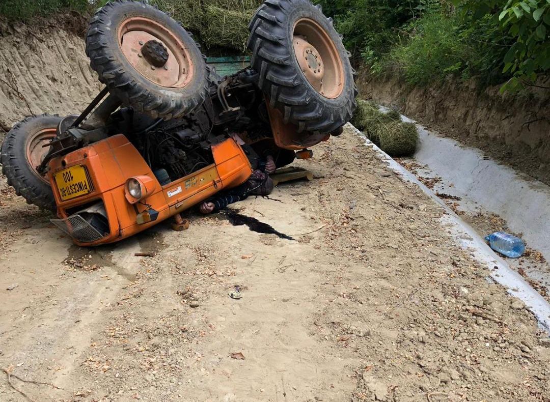 A murit strivit sub tractorul pe care îl conducea. Șoferul conducea cu viteză pe un drum în pantă