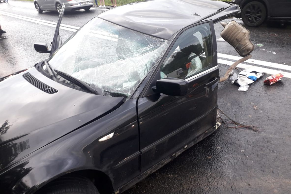 FOTO: Un tânăr din Bacău a murit într-un cumplit accident rutier. Mașina în care se afla s-a rupt în două