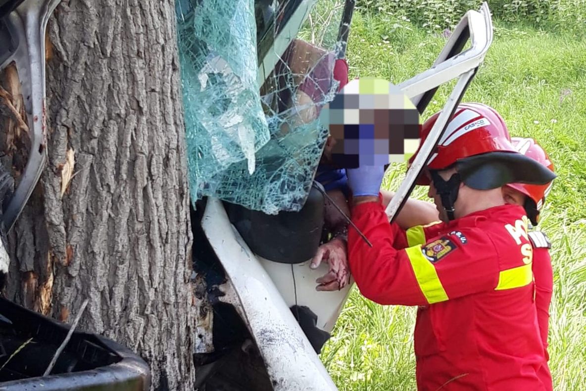 Doi tineri din Bacău, la spital după ce au fost implicaţi într-un accident la Buzău