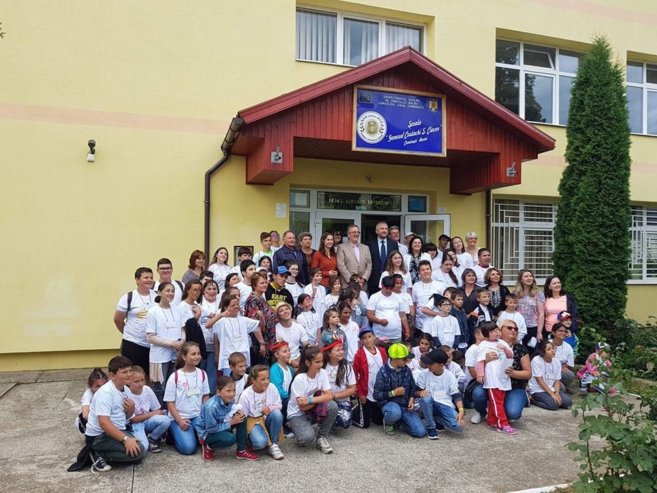 GALERIE FOTO:Ambasadorul Marii Britanii la București, în mijlocul copiilor din Moinești și Comănești