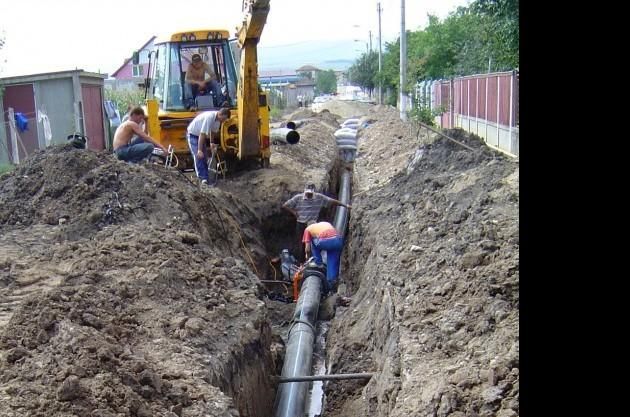 Săuceștiul rămâne două zile fără apă. Compania de Apă Bacău lucrează la rețeaua de distribuție din comună