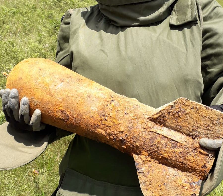 GALERIE FOTO: Pericol exploziv în munți! Două bombe de aviație în perfectă stare de funcționare, descoperite pe vârful Nineasa