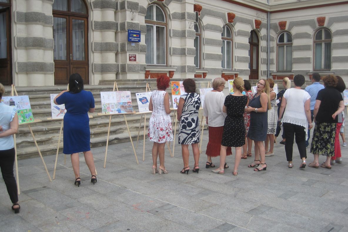 „Ajutați-ne să creștem integri!”.Copiii din Bacău îi învaţă pe cei mari cum stă treaba cu corupţia. Campanie de sensibilizare a cetățenilor băcăuani