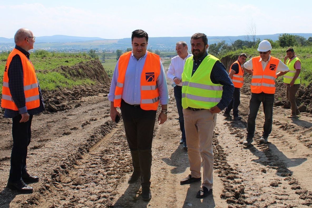 VIDEO ȘI GALERIE FOTO: Ministrul Cuc, vizită fulger pe centura Bacăului. Oficialul de la București a vorbit despre “accelerarea investițiilor” în infrastructura rutieră